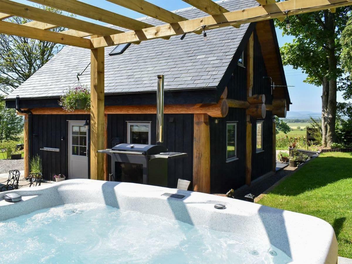 Rowanlea Lodge With Hot Tub Marykirk Экстерьер фото